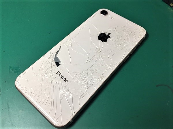 iPhone8~XS】 背面ガラス割れで充電不可に！？| iPhone修理ダイワン