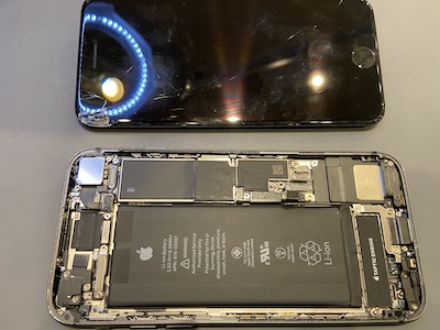 画面上部に大きな穴が開くほどの打痕のiPhone8の画面割れ修理| iPhone 