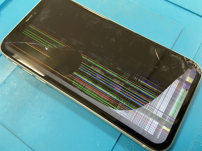 液晶割れで画面が真っ黒になったiPhone11【画面交換修理】| iPhone修理