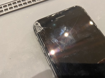 画面上部に大きな穴が開くほどの打痕のiPhone8の画面割れ修理| iPhone 