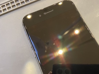 画面上部に大きな穴が開くほどの打痕のiPhone8の画面割れ修理| iPhone 